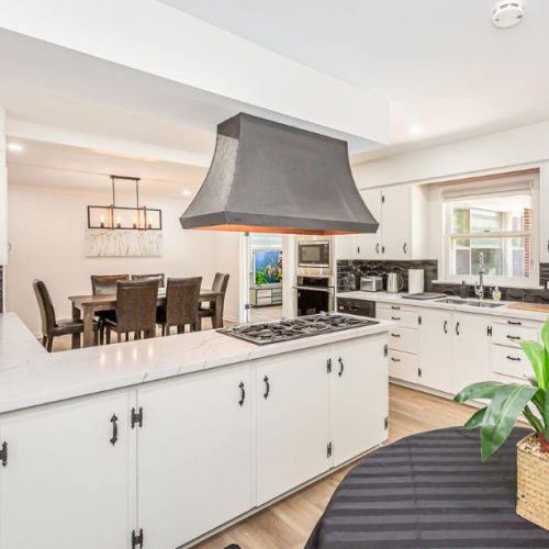 Gorgeous Getaway in Grimsby - Kitchen