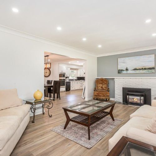 Gorgeous Getaway in Grimsby - Living Room (2)
