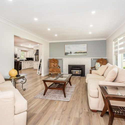 Gorgeous Getaway in Grimsby - Living Room (3)