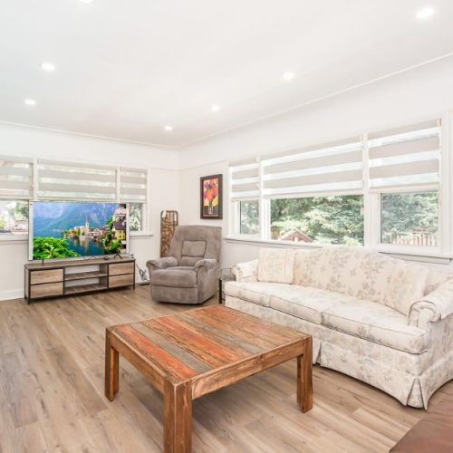 Gorgeous Getaway in Grimsby - Living Room