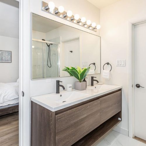 Gorgeous Getaway in Grimsby - Washroom