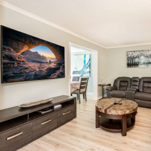 Your Cosy Retreat in Oakville - Living Room